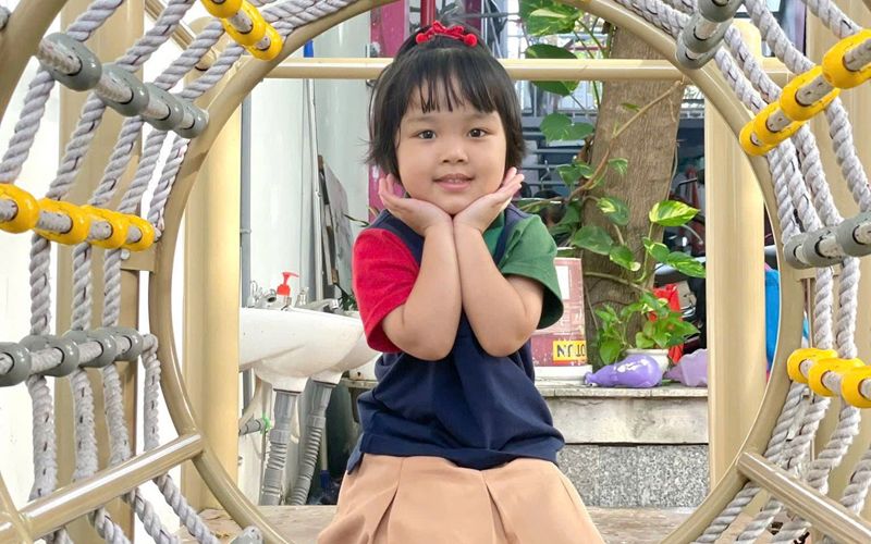 Bé tự tin trước ống kính