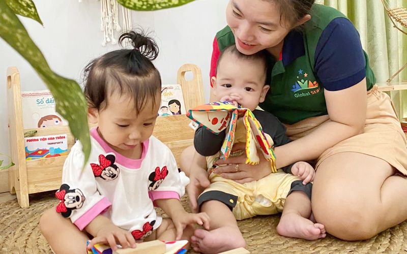 Cô kiên nhẫn chơi cùng bé